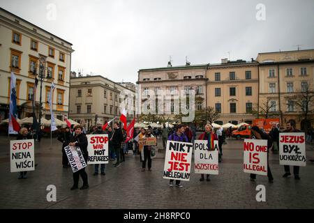 Krakau, Polen. 20th. November 2021. Anfang des Jahres verhängte Polen den Ausnahmezustand an der Grenze zu Belarus, da seit einiger Zeit Ausländer, darunter Bürger des Irak, Afghanistans, Syriens und Jemens sowie afrikanische Länder, Polen an verschiedenen Stellen an der Grenze zu Belarus erreichen. Es wird den Menschen verweigert, Zuflucht zu suchen und die Grenze zu überqueren, was zu Todesfällen führte, einschließlich der Kinder. Die Lage an der polnisch-weißrussischen Grenze hat die Polen polarisiert, da einige Menschen die Behandlung der Flüchtlinge ablehnen, die sich auf der Grundlage der Gründe b versammelt haben Stockfoto