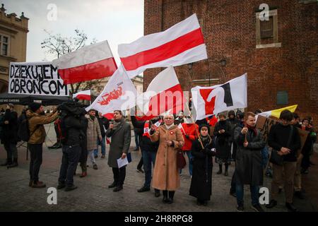 Krakau, Polen. 20th. November 2021. Polen verhängte Anfang des Jahres den Ausnahmezustand an der Grenze zu Belarus, da seit einiger Zeit Ausländer, darunter Bürger des Irak, Afghanistans, Syriens und Jemens sowie afrikanischer Länder, Polen an verschiedenen Stellen an der Grenze zu Belarus erreichen. Es wird den Menschen verweigert, Zuflucht zu suchen und die Grenze zu überqueren, was zu Todesfällen führte, einschließlich der Kinder. Die Situation an der polnisch-weißrussischen Grenze hat die Polen polarisiert, da einige Menschen gegen die Behandlung der Flüchtlinge sind, die sich auf dem Zaunenlager versammelt haben Stockfoto