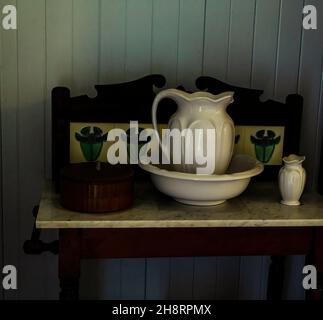 Vintage china Krug und Schale auf Schrank zum Waschen auf dem Display in historischen Gehöft der frühen 1900 Ära - Korn Verbesserung der Fotografie zu replizieren Stockfoto