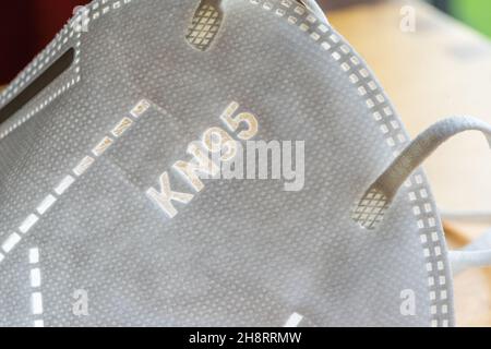 Nahaufnahme einer weißen KN95 / FFP2 Maske zum Schutz vor Covid-19 Stockfoto