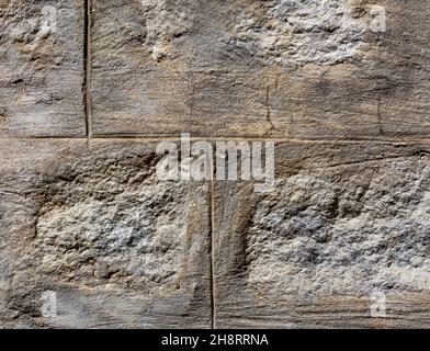 Nahaufnahme einer grauen strukturierten Wandoberfläche aus mit Beton gemischtem Sodalitstein Stockfoto
