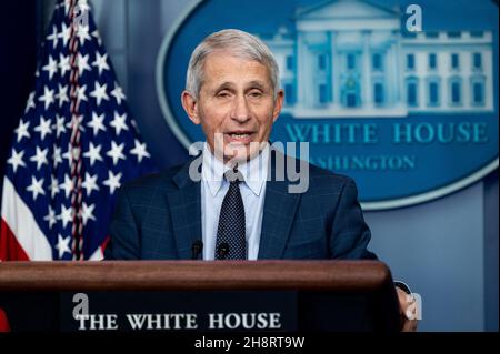 Washington, Usa. 01st Dez 2021. Dr. Anthony Fauci, Direktor des National Institute of Allergy and Infectious Diseases, sprach bei einer Pressekonferenz im White House Press Briefing Room. Kredit: SOPA Images Limited/Alamy Live Nachrichten Stockfoto