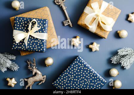 Vintage Weihnachtsgeschenke und Ornamente auf blauem Hintergrund. Flach liegend, Draufsicht. Stockfoto