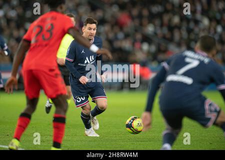 Paris, Frankreich. 1st Dez 2021. Lionel Messi (C) aus Paris Saint Germain tritt während eines Fußballspiels der französischen Ligue 1 zwischen Paris Saint Germain (PSG) und Nizza am 1. Dezember 2021 in Paris, Frankreich, an. Kredit: Jach Chan/Xinhua/Alamy Live Nachrichten Stockfoto