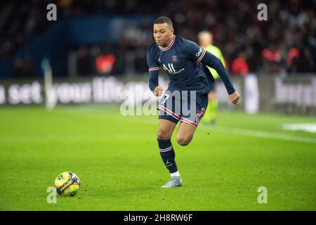 Paris, Frankreich. 1st Dez 2021. Kylian Mbappe von Paris Saint Germain tritt während eines Fußballspiels der französischen Ligue 1 zwischen Paris Saint Germain (PSG) und Nizza am 1. Dezember 2021 in Paris, Frankreich, an. Kredit: Jach Chan/Xinhua/Alamy Live Nachrichten Stockfoto