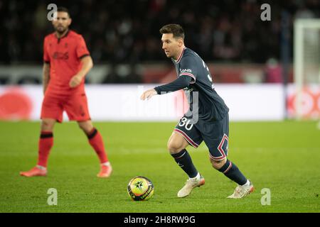 Paris, Frankreich. 1st Dez 2021. Lionel Messi aus Paris Saint Germain tritt während eines Fußballspiels der französischen Ligue 1 zwischen Paris Saint Germain (PSG) und Nizza am 1. Dezember 2021 in Paris, Frankreich, an. Kredit: Jach Chan/Xinhua/Alamy Live Nachrichten Stockfoto