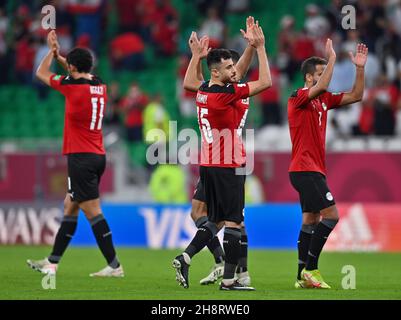 Doha, Katar. 1st Dez 2021. Ägyptische Spieler applaudieren den Zuschauern nach dem Fußballspiel der Gruppe D des FIFA Arab Cup Qatar 2021 zwischen Ägypten und dem Libanon im Al-Thumama Stadium in Doha, Katar, am 1. Dezember 2021. Kredit: Nikku/Xinhua/Alamy Live Nachrichten Stockfoto