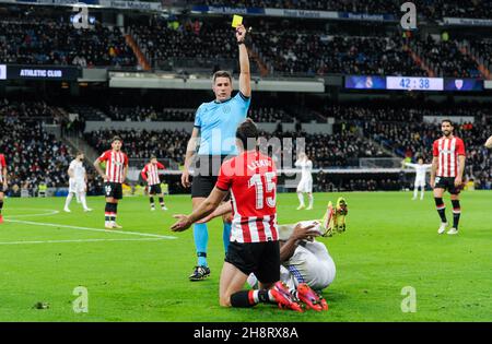 Madrid, Spanien. 1st Dez 2021. Inigo Lekue aus Bilbao wird während eines Fußballspiels der spanischen First Division zwischen Real Madrid und dem Athletic Club Bilbao am 1. Dezember 2021 in Madrid, Spanien, mit einer gelben Karte angezeigt. Kredit: Gustavo Valiente/Xinhua/Alamy Live Nachrichten Stockfoto