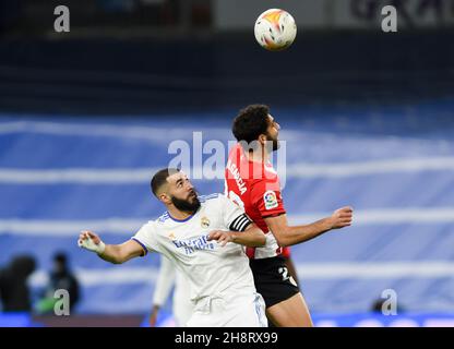 Madrid, Spanien. 1st Dez 2021. Karim Benzema (L) von Real Madrid steht mit dem Bilbaos Raul Garcia während eines Fußballspiels der ersten spanischen Liga zwischen Real Madrid und dem Athletic Club Bilbao am 1. Dezember 2021 in Madrid, Spanien, im Spiel. Kredit: Gustavo Valiente/Xinhua/Alamy Live Nachrichten Stockfoto