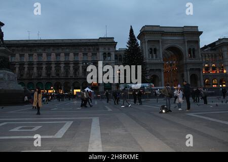 Italien, Milao. 1st Dez 2021. (INT) Weihnachtsdekoration auf der Piazza Duomo in Mailand. 1. Dezember 2021, Mailand, Italien: Einweihung des Weihnachtsmarktes und des großen Weihnachtsbaums, einer Maxi-Kiefer, der am Mittwoch (1) auf der Piazza Duomo in Mailand geschmückt wird. Die Lichter werden auch am Corso Vittorio Emanuele II eingeschaltet Mit 24 Metern Höhe wird der tannenbaum sowohl für Mailänder als auch für Touristen zur Referenz der Weihnachtszeit. Und der Weihnachtsmarkt wurde heute eröffnet und läuft bis zum 6th. Januar mit vielen Artikeln, die man zu Weihnachten verschenken oder noch mehr dekorieren kann. (Kreditbild Stockfoto