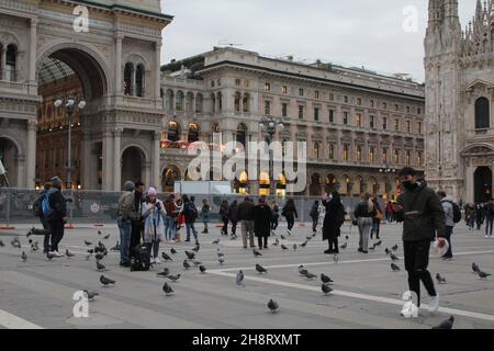 Italien, Milao. 1st Dez 2021. (INT) Weihnachtsdekoration auf der Piazza Duomo in Mailand. 1. Dezember 2021, Mailand, Italien: Einweihung des Weihnachtsmarktes und des großen Weihnachtsbaums, einer Maxi-Kiefer, der am Mittwoch (1) auf der Piazza Duomo in Mailand geschmückt wird. Die Lichter werden auch am Corso Vittorio Emanuele II eingeschaltet Mit 24 Metern Höhe wird der tannenbaum sowohl für Mailänder als auch für Touristen zur Referenz der Weihnachtszeit. Und der Weihnachtsmarkt wurde heute eröffnet und läuft bis zum 6th. Januar mit vielen Artikeln, die man zu Weihnachten verschenken oder noch mehr dekorieren kann. (Kreditbild Stockfoto