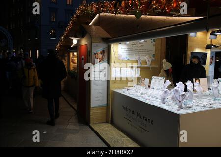 Italien, Milao. 1st Dez 2021. (INT) Weihnachtsdekoration auf der Piazza Duomo in Mailand. 1. Dezember 2021, Mailand, Italien: Einweihung des Weihnachtsmarktes und des großen Weihnachtsbaums, einer Maxi-Kiefer, der am Mittwoch (1) auf der Piazza Duomo in Mailand geschmückt wird. Die Lichter werden auch am Corso Vittorio Emanuele II eingeschaltet Mit 24 Metern Höhe wird der tannenbaum sowohl für Mailänder als auch für Touristen zur Referenz der Weihnachtszeit. Und der Weihnachtsmarkt wurde heute eröffnet und läuft bis zum 6th. Januar mit vielen Artikeln, die man zu Weihnachten verschenken oder noch mehr dekorieren kann. (Kreditbild Stockfoto