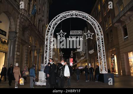 Italien, Milao. 1st Dez 2021. (INT) Weihnachtsdekoration auf der Piazza Duomo in Mailand. 1. Dezember 2021, Mailand, Italien: Einweihung des Weihnachtsmarktes und des großen Weihnachtsbaums, einer Maxi-Kiefer, der am Mittwoch (1) auf der Piazza Duomo in Mailand geschmückt wird. Die Lichter werden auch am Corso Vittorio Emanuele II eingeschaltet Mit 24 Metern Höhe wird der tannenbaum sowohl für Mailänder als auch für Touristen zur Referenz der Weihnachtszeit. Und der Weihnachtsmarkt wurde heute eröffnet und läuft bis zum 6th. Januar mit vielen Artikeln, die man zu Weihnachten verschenken oder noch mehr dekorieren kann. (Kreditbild Stockfoto