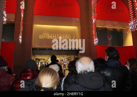 Italien, Milao. 1st Dez 2021. (INT) Weihnachtsdekoration auf der Piazza Duomo in Mailand. 1. Dezember 2021, Mailand, Italien: Einweihung des Weihnachtsmarktes und des großen Weihnachtsbaums, einer Maxi-Kiefer, der am Mittwoch (1) auf der Piazza Duomo in Mailand geschmückt wird. Die Lichter werden auch am Corso Vittorio Emanuele II eingeschaltet Mit 24 Metern Höhe wird der tannenbaum sowohl für Mailänder als auch für Touristen zur Referenz der Weihnachtszeit. Und der Weihnachtsmarkt wurde heute eröffnet und läuft bis zum 6th. Januar mit vielen Artikeln, die man zu Weihnachten verschenken oder noch mehr dekorieren kann. (Kreditbild Stockfoto