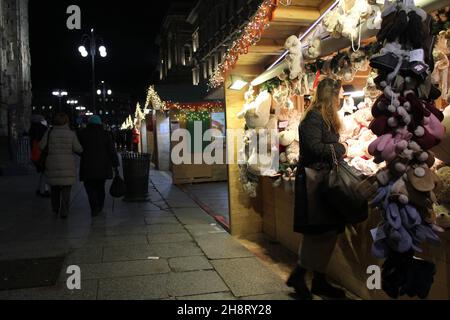 Italien, Milao. 1st Dez 2021. (INT) Weihnachtsdekoration auf der Piazza Duomo in Mailand. 1. Dezember 2021, Mailand, Italien: Einweihung des Weihnachtsmarktes und des großen Weihnachtsbaums, einer Maxi-Kiefer, der am Mittwoch (1) auf der Piazza Duomo in Mailand geschmückt wird. Die Lichter werden auch am Corso Vittorio Emanuele II eingeschaltet Mit 24 Metern Höhe wird der tannenbaum sowohl für Mailänder als auch für Touristen zur Referenz der Weihnachtszeit. Und der Weihnachtsmarkt wurde heute eröffnet und läuft bis zum 6th. Januar mit vielen Artikeln, die man zu Weihnachten verschenken oder noch mehr dekorieren kann. (Kreditbild Stockfoto