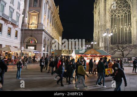 Italien, Milao. 1st Dez 2021. (INT) Weihnachtsdekoration auf der Piazza Duomo in Mailand. 1. Dezember 2021, Mailand, Italien: Einweihung des Weihnachtsmarktes und des großen Weihnachtsbaums, einer Maxi-Kiefer, der am Mittwoch (1) auf der Piazza Duomo in Mailand geschmückt wird. Die Lichter werden auch am Corso Vittorio Emanuele II eingeschaltet Mit 24 Metern Höhe wird der tannenbaum sowohl für Mailänder als auch für Touristen zur Referenz der Weihnachtszeit. Und der Weihnachtsmarkt wurde heute eröffnet und läuft bis zum 6th. Januar mit vielen Artikeln, die man zu Weihnachten verschenken oder noch mehr dekorieren kann. (Kreditbild Stockfoto