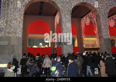 Italien, Milao. 1st Dez 2021. (INT) Weihnachtsdekoration auf der Piazza Duomo in Mailand. 1. Dezember 2021, Mailand, Italien: Einweihung des Weihnachtsmarktes und des großen Weihnachtsbaums, einer Maxi-Kiefer, der am Mittwoch (1) auf der Piazza Duomo in Mailand geschmückt wird. Die Lichter werden auch am Corso Vittorio Emanuele II eingeschaltet Mit 24 Metern Höhe wird der tannenbaum sowohl für Mailänder als auch für Touristen zur Referenz der Weihnachtszeit. Und der Weihnachtsmarkt wurde heute eröffnet und läuft bis zum 6th. Januar mit vielen Artikeln, die man zu Weihnachten verschenken oder noch mehr dekorieren kann. (Kreditbild Stockfoto