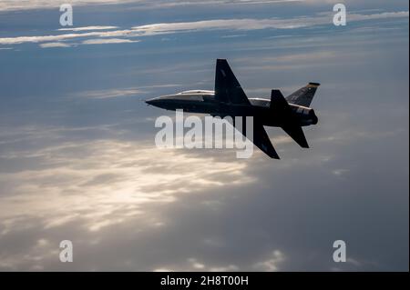 Ein T-38A Talon, der dem 2nd Fighter Training Squadron, Tyndall Air Force Base, Florida, zugewiesen wurde, fliegt während der karierten Flagge 22-1, 18. November 2021, über den Golf von Mexiko. Checkered Flag ist eine großräutige Luftübung, die in Tyndall durchgeführt wird und die Bereitschaft und Interoperabilität durch die Einbindung von Flugzeugen der vierten und fünften Generation während der Luft-Luft-Kampfausbildung fördert. Die 22-1 Iteration der Übung fand vom 8. Bis 19. November 2021 statt. (USA Foto der Luftwaffe von Staff Sgt. Betty R. Chevalier) Stockfoto