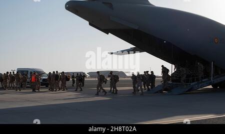 Dienstmitglieder der Ejército Del Aire (Spanische Luftwaffe) treten aus einem Airbus A400M Atlas, der dem Ala 31 (31st-Flügel) auf dem Ali Al Salem Air Base, Kuwait, zugewiesen wurde, am 29. November 2021. Der 31st-Flügel durchreiste die ASAB, um Reisende Dienstmitglieder nach einem Einsatz in den Irak zu transportieren und ankommende rotierende Mitglieder abzuholen. Die ASAB dient als Theatergateway für das US Central Command und die Koalitionsstreitkräfte in Südwestasien. (USA Luftwaffe Foto von Senior Airman Michael S. Murphy) Stockfoto