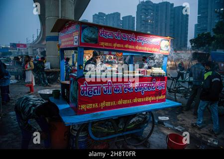 Ghaziabad, Indien. 01st Dez 2021. In der Nähe des Anand vihar-Bushaltestellers werden indische Straßenverkäufer gesehen, die Lebensmittel verkaufen.2020-21 wurde das Straßenverkaufgeschäft durch das Coronavirus schwer getroffen. Kredit: SOPA Images Limited/Alamy Live Nachrichten Stockfoto