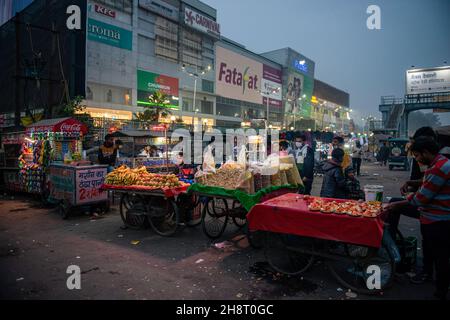 Ghaziabad, Indien. 01st Dez 2021. Indischer Straßenverkäufer sah den Verkauf von Lebensmitteln in der Nähe des Anand vihar-Busterminals.im Jahr 2020-21 wurde das Straßenverkaufgeschäft durch das Coronavirus schwer getroffen. Kredit: SOPA Images Limited/Alamy Live Nachrichten Stockfoto