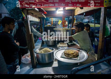 Ghaziabad, Indien. 01st Dez 2021. In der Nähe des Anand vihar-Bushaltestellers werden indische Straßenverkäufer gesehen, die Lebensmittel verkaufen.2020-21 wurde das Straßenverkaufgeschäft durch das Coronavirus schwer getroffen. Kredit: SOPA Images Limited/Alamy Live Nachrichten Stockfoto