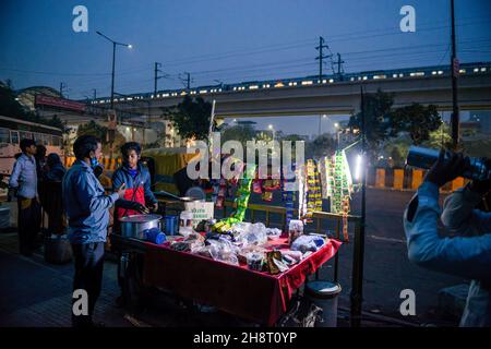 Ghaziabad, Indien. 01st Dez 2021. Indischer Straßenverkäufer sah, wie er Tee in der Nähe des Anand vihar-Busterminals verkaufte.im Jahr 2020-21 wurde das Straßenverkaufgeschäft durch das Coronavirus schwer getroffen. (Foto von Pradeep Gaur/SOPA Images/Sipa USA) Quelle: SIPA USA/Alamy Live News Stockfoto