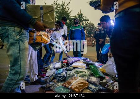 Ghaziabad, Indien. 01st Dez 2021. Indischer Straßenverkäufer sah, wie er in der Nähe des Anand-vihar-Busterminals Readymade-Kleidungsstücke verkaufte.2020-21 wurde das Geschäft mit Straßenverkäufen durch das Coronavirus schwer getroffen. (Foto von Pradeep Gaur/SOPA Images/Sipa USA) Quelle: SIPA USA/Alamy Live News Stockfoto