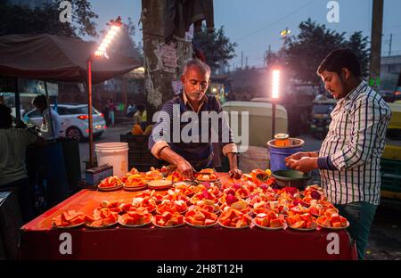 Ghaziabad, Indien. 01st Dez 2021. Indischer Straßenverkäufer hat gesehen, wie er in der Nähe des Anand vihar-Busterminals Obstchaat verkaufte.im Jahr 2020-21 wurde das Straßenverkaufgeschäft durch das Coronavirus schwer getroffen. (Foto von Pradeep Gaur/SOPA Images/Sipa USA) Quelle: SIPA USA/Alamy Live News Stockfoto