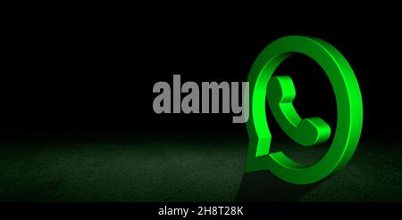3D Rendering WhatsApp Logo Banner Design im dunklen grungigen Hintergrund. Dreidimensionale What's App Grün glänzendes Symbol. Minimaler Kopierspeicher. Soziale Medien Stockfoto