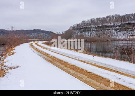 Snowy Dirt Road entlang der River Bluffs im Upper Mississippi River Wildlife Management Area in Iowa Stockfoto