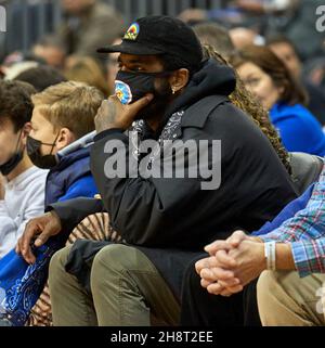 Newark, New Jersey, USA. 1st Dez 2021. Die Brooklyn Nets Wache Kyrie Irving war am Mittwoch, den 1. Dezember, beim Spiel zwischen den Seton Hall Pirates und den Wagner Seahawks im Prudential Center in Newark, New Jersey, anwesend. Seton Hall besiegte Wagner 85-63. Duncan Williams/CSM/Alamy Live News Stockfoto