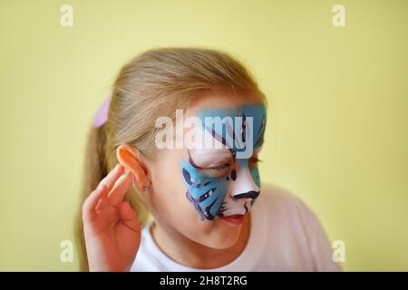 Mädchen Aqua Make-up in Form eines blauen Wassertiger Tierkreises auf weißem Hintergrund, Konzeptsymbol des neuen Jahres 2022, hört ein Porträt Stockfoto