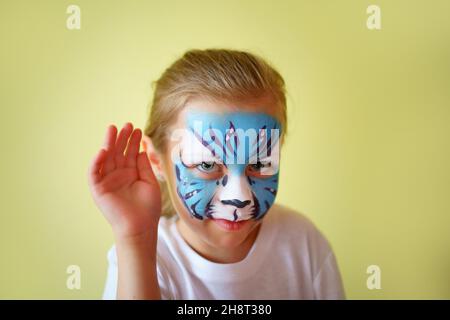 Mädchen Aqua Make-up in Form eines blauen Wassertiger Tierkreises auf weißem Hintergrund, Konzeptsymbol des neuen Jahres 2022, hört ein Porträt Stockfoto