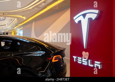 Tesla-Auto in einem Einkaufszentrum gezeigt. Stockfoto