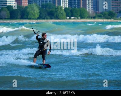 Kitesurfer und Surfen. Montrose Beach, Chicago, Illinois. Stockfoto