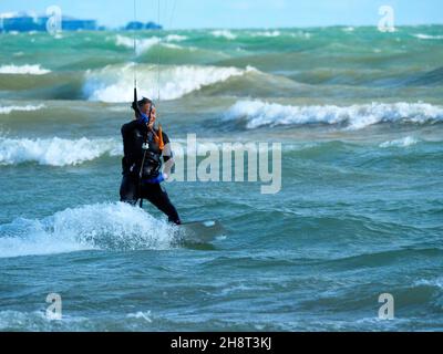 Kitesurfer und Surfen. Montrose Beach, Chicago, Illinois. Stockfoto