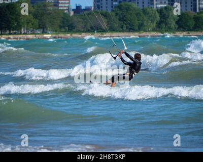 Kitesurfer und Surfen. Montrose Beach, Chicago, Illinois. Stockfoto