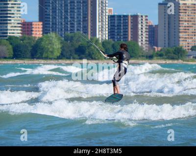 Kitesurfer und Surfen. Montrose Beach, Chicago, Illinois. Stockfoto