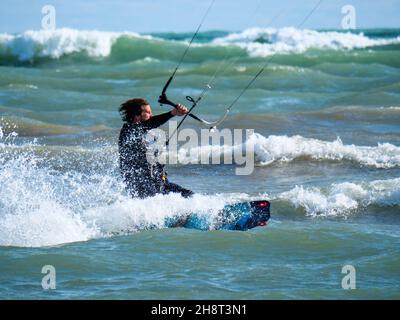 Kitesurfer und Surfen. Montrose Beach, Chicago, Illinois. Stockfoto