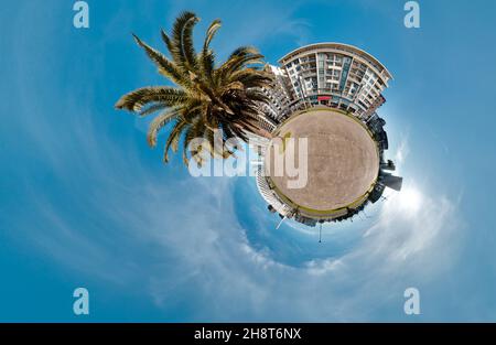 Georgien. Batumi. Palme. Blauer Himmel. Mini-Planet Erde. Kleiner Planet Erde mit 360 Betrachtungsengeln. Globus-Panorama der Welt. Stockfoto