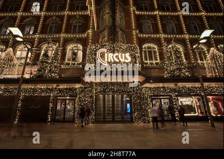 Dublin, Irland - 13. November 2021: Wunderschöne Weitwinkelansicht von festlichen Weihnachtslichtern und dekorierten Arnotts-Geschäften in der Henry Street während der COVID-19 Stockfoto