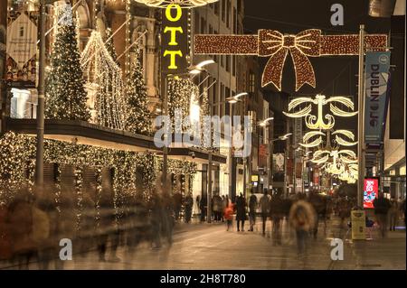 Dublin, Irland - 13. November 2021: Wunderschöne Aussicht auf festliche Weihnachtslichter und den dekorierten Arnotts-Laden in der geschäftigen Henry Street während der COVID-19 Stockfoto