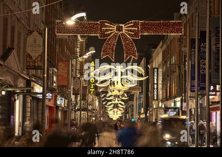 Dublin, Irland - 13. November 2021: Wunderschöne Aussicht auf festliche Weihnachtslichter und den dekorierten Arnotts-Laden in der geschäftigen Henry Street während der COVID-19 Stockfoto