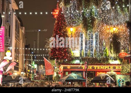 Dublin, Irland - November 13. 2021: Wunderschöne festliche Nahaufnahme der Temple Bar, die am Abend zu Weihnachten dekoriert wurde. Der berühmte irische Pub Stockfoto