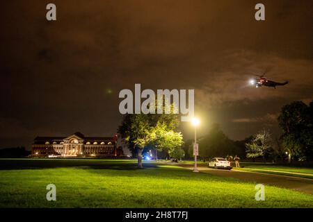 Washington, Usa. 02nd Dez 2021. Präsident Joe Biden kommt am Dienstagabend, dem 17. August 2021, aus Lager David in Washington, DC in Fort McNair an. Foto von Ken Cedeno/UPI Credit: UPI/Alamy Live News Stockfoto