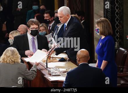 Washington, Usa. 02nd Dez 2021. Vizepräsident Mike Pence (C) und die Sprecherin des Repräsentantenhauses, Nancy Pelosi, D-CA, haben während einer gemeinsamen Kongresssitzung im US-Kapitol in Washington, DC, am Mittwoch, den 6. Januar 2021, den Vorsitz über die Stimmbescheinigung des Wahlkollegs für den designierten Präsidenten Joe Biden inne. Foto von Kevin Dietsch/UPI Credit: UPI/Alamy Live News Stockfoto