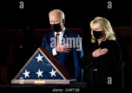 Washington, Usa. 02nd Dez 2021. Präsident Joe Biden und First Lady Jill Biden zollen dem verstorbenen Capitol Police Officer Brian Sichnick ihren Respekt, der am Dienstag, dem 2. Februar 2021, in der Rotunde des Capitols in Washington, DC, zu Ehren liegt. Der Offizier Sichnick starb am 7. Januar, nachdem er sich am 6. Januar mit den Randalierern in Verbindung gesetzt hatte, während er das Kapitol schützte. Poolfoto von Erin Schaff/UPI Kredit: UPI/Alamy Live News Stockfoto