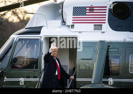 Washington, Usa. 02nd Dez 2021. US-Präsident Donald Trump winkt, als er am Mittwoch, den 20. Januar 2021, auf dem South Lawn des Weißen Hauses in Washington, DC, in Marine One eingeht. Foto von Al Drago/UPI Credit: UPI/Alamy Live News Stockfoto