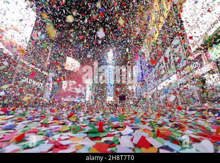 New York, Usa. 02nd Dez 2021. Konfetti füllen die Luft, und ein Feuerwerk explodiert über dem One Times Square, der aufgrund der Coronavirus-Pandemie nach Mitternacht der Silvesterfeier am 1. Januar 2021 in New York City leer und für die Öffentlichkeit gesperrt ist. Aufgrund der anhaltenden COVID-19-Pandemie war die Silvesternacht 2021 auf dem Times Square in diesem Jahr nicht für die Öffentlichkeit zugänglich. Foto von John Angelillo/UPI Credit: UPI/Alamy Live News Stockfoto